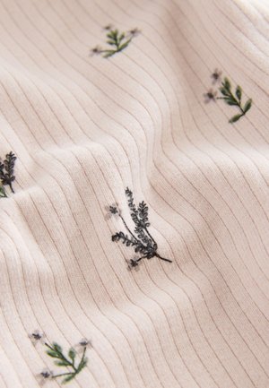 Texturerat tyg med vertikala ränder i mjuk rosa, med gröna och svarta blommönster broderade över hela ytan.