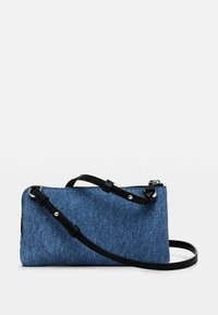 Borsa a tracolla in denim di forma rettangolare, con tracolle nere e una superficie blu tessurizzata. Dotata di accessori in argento e chiusura a zip.