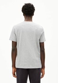 Grijze katoenen T-shirt met korte mouwen, ronde hals en een relaxte pasvorm; heeft een effen achterkant zonder zichtbare logo's of accenten.