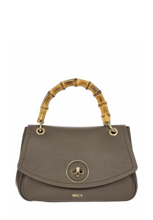 Sac en cuir gris avec une poignée en bambou, quincaillerie dorée, un rabat à l'avant et un détail logo circulaire à l'avant. Texture lisse.