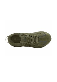 Zapatilla verde oliva con parte superior de malla y ante, cierre de cordones, cuello acolchado y tirador en el talón, vista superior.