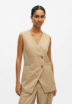 Gilet senza maniche beige con scollatura a V, dotato di due bottoni, tasche laterali e tessuto texture. Modellato in un design moderno e su misura.