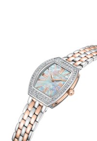 Klocka med kvartsverk och ett armbandsur i silver och roséguld, oval boett, pärlemorskimrande urtavla, romerska siffror och kristalldekorationer runt bezel.