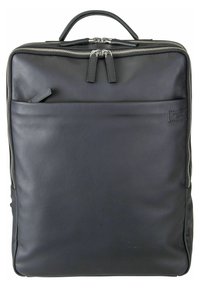 Sac à dos en cuir noir avec une texture lisse, deux zips supérieurs, une poche avant et une poignée supérieure. Marquage minimal à l'avant.