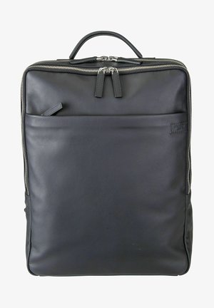 Mochila de cuero negro con textura suave, dos cremalleras en la parte superior, bolsillo frontal y un asa en la parte superior. Minimalista en cuanto a la marca en la parte delantera.