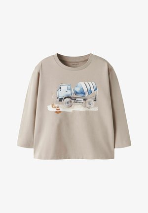 Beige Langarmshirt für Kleinkinder mit einer Illustration eines blauen Betonmischers, einer Schaufel und einem Verkehrshütchen auf der Vorderseite.