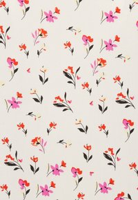 Tessuto bianco con un motivo floreale che presenta fiori rossi e rosa, steli neri e foglie verdi, disposti su tutta la superficie.