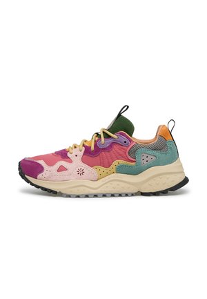 Sneaker colorata con pannelli in suede rosa, viola, verde e arancione, lacci gialli, suola beige texturizzata e suola esterna nera, vista laterale.