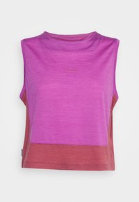 Hihaton, kaksivärinen lyhyt toppi, jossa on leveä pääntie; yläosa on vaaleanpunainen ja alaosa punaruskea. Takissa on pieni logo etuosassa.