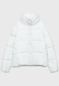 Hvid quiltet dunjakke med høj krave, forreste trykknapper og en firkantet form. Glat tekstur med synlige sømme og polstring.