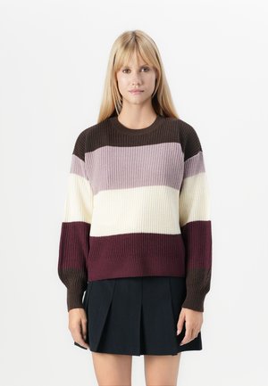 Pull en tricot avec de larges rayures de couleur marron, violet, crème et bordeaux. Encolure ronde, manches longues, texture côtelée et coupe décontractée.