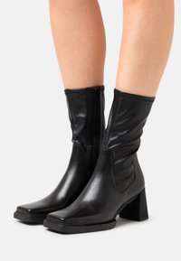 Vagabond EDWINA - Botas clássicas de cano curto - black