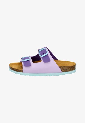 Hellviolette Slip-on Sandale mit zwei verstellbaren violetten Riemen und blauen Schnallen, Korkfußbett und hellblauer Gummisohle.