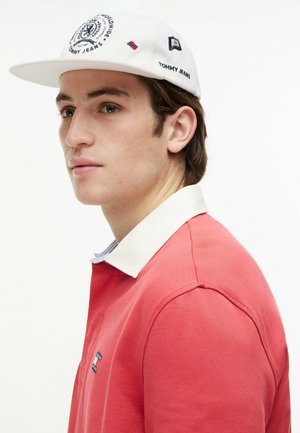 Tommy Jeans, TOMMY JEANS FLAG EMBROIDERY SIX-PANEL BASEBALL CAP - Cap - ecru