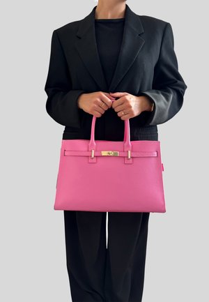 Borsa a mano in pelle rosa con design strutturato, dotata di due manici superiori, hardware dorato e superficie liscia.