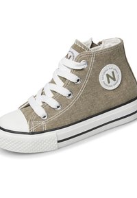 Des baskets montantes en toile vert olive avec un embout en caoutchouc blanc, des lacets blancs et un patch logo, arborant une bande noire contrastante le long de la semelle.