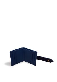 Navy nahkakukkaro, jossa on useita korttipaikkoja ja napsautuslukko. Ominaisuuksina on sileä pinta ja kontrastivärinen ommel reunoilla.