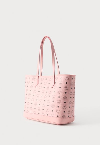 Ροζ δερμάτινη τσάντα tote με μακριά χερούλια, διακοσμημένη με ανάγλυφο επαναλαμβανόμενο μοτίβο λογότυπου MCM και διαμάντι.