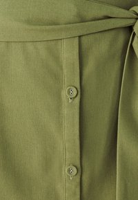 Unselected, green