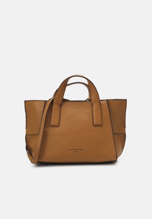 Sac à main en cuir marron texturé avec double poignée supérieure et bandoulière amovible, forme rectangulaire, et logo de marque discret à l'avant.