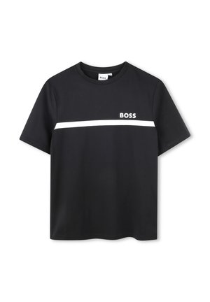 T-shirt noir à manches courtes avec une bande horizontale blanche sur la poitrine et le mot BOSS imprimé au-dessus de la bande sur le côté gauche.