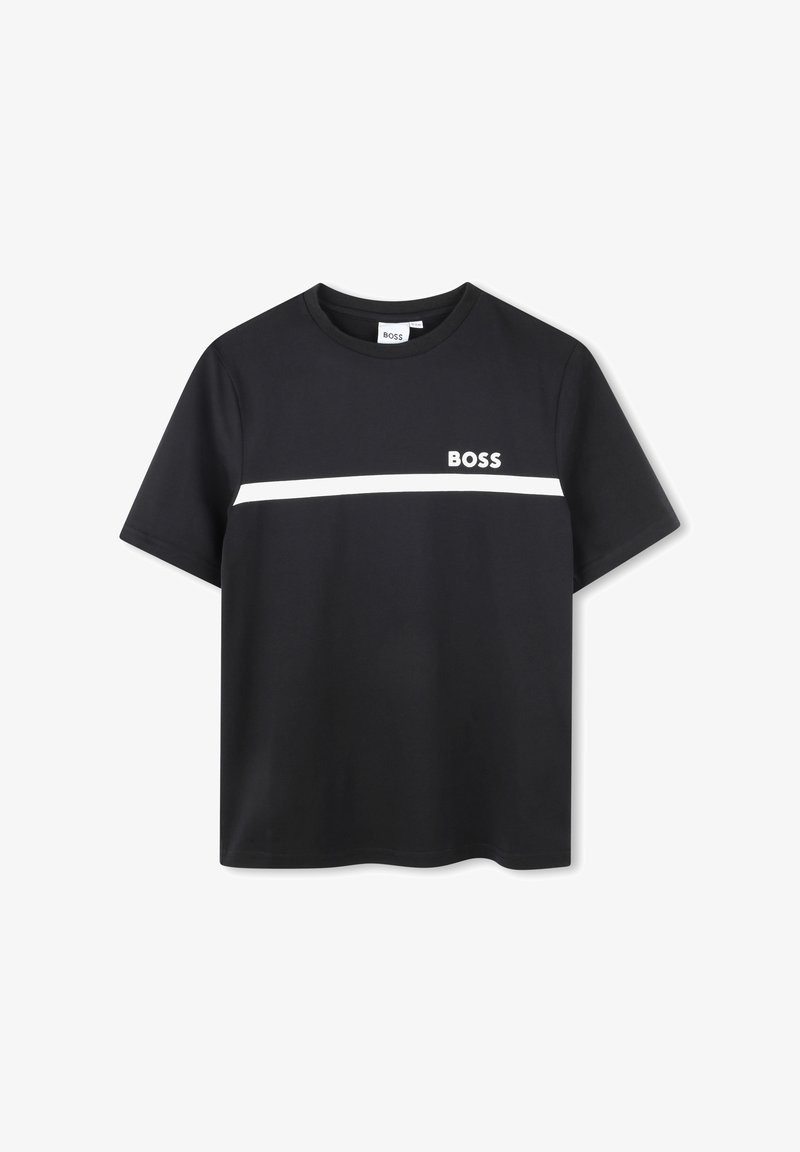 T-shirt noir à manches courtes avec une bande horizontale blanche sur la poitrine et le mot BOSS imprimé au-dessus de la bande sur le côté gauche.