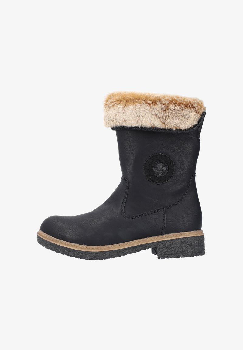 Černá kožená bota s umělým kožíškem na okraji, plochou gumovou podrážkou, detailem šití a kulatým logem. Klasický design pro chladné počasí.