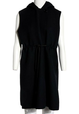 Robe noire sans manches à capuche, avec bouton sur le devant et ceinture à nouer à la taille, exposée sur un buste de mannequin blanc.