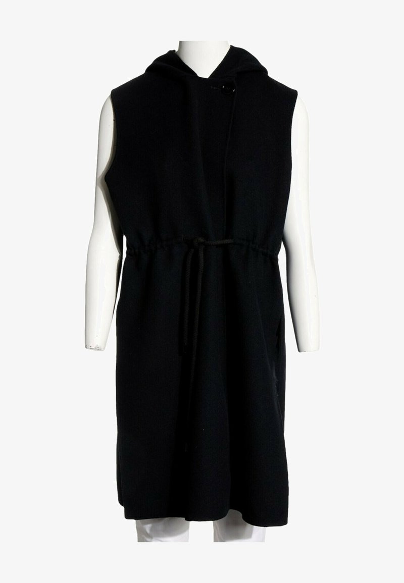 Robe noire sans manches à capuche, avec bouton sur le devant et ceinture à nouer à la taille, exposée sur un buste de mannequin blanc.
