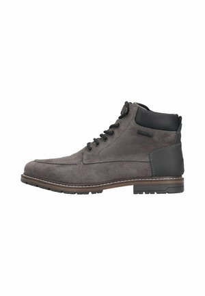 Botas altas de gamuza gris con acentos de cuero negro, punta redonda, sistema de cordones y suela de goma texturizada con una franja marrón contrastante.