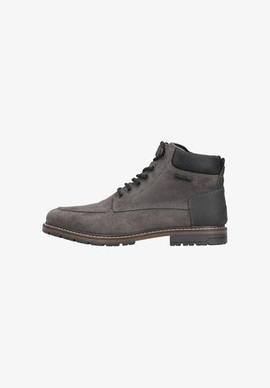 Botas altas de gamuza gris con acentos de cuero negro, punta redonda, sistema de cordones y suela de goma texturizada con una franja marrón contrastante.