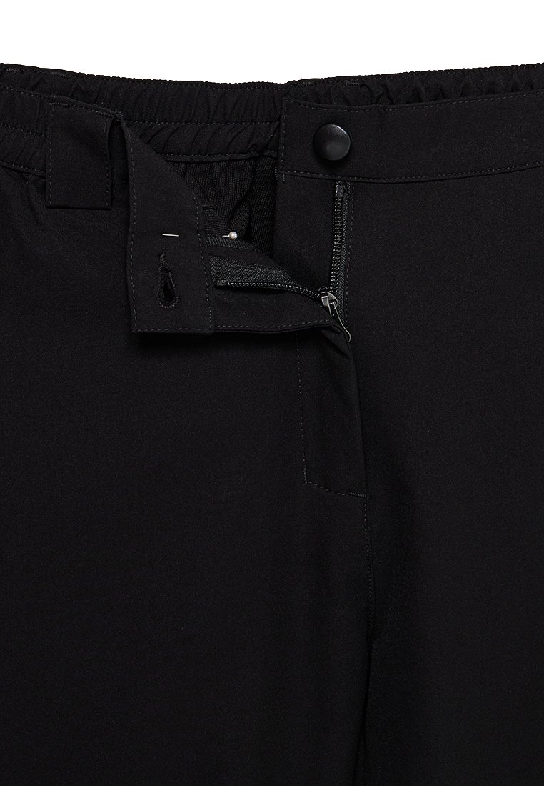 Czarne spodnie z elastycznym pasem, z niewielkim zamkiem błyskawicznym i guzikiem. Wykonane z gładkiego materiału z minimalnymi detalami ściegów.