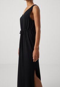 Vero Moda Petite Maxiklänning - black