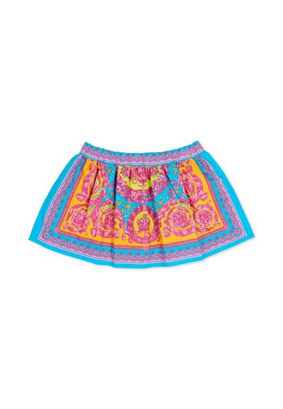 Kolorowa spódnica z niebieskim paskiem w talii, żywymi kwiatowymi i ozdobnymi wzorami w różu, żółci i turkusie, o rozkloszowanym kroju.