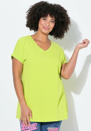 T-shirt verde lime a V realizzato in tessuto morbido, dotato di maniche corte arrotolate e dettagli in strass lungo il collo.