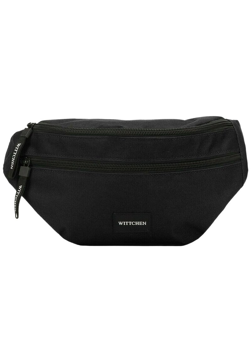 Bolso tipo cinturón negro con compartimentos dobles con cremallera, hecho de tela duradera. Presenta un parche con el logo y detalles de cremallera en contraste.