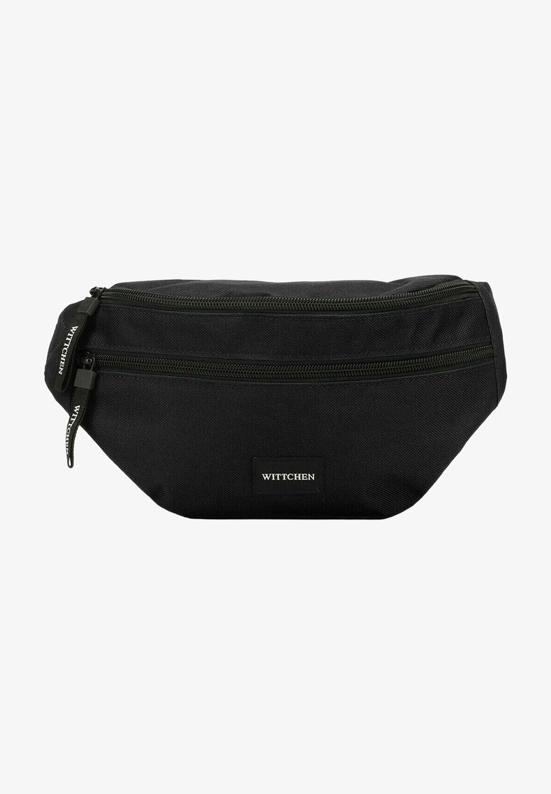 Borsa a tracolla nera con doppie tasche con zip, realizzata in tessuto resistente. Presenta un patch con logo e dettagli delle zip a contrasto.