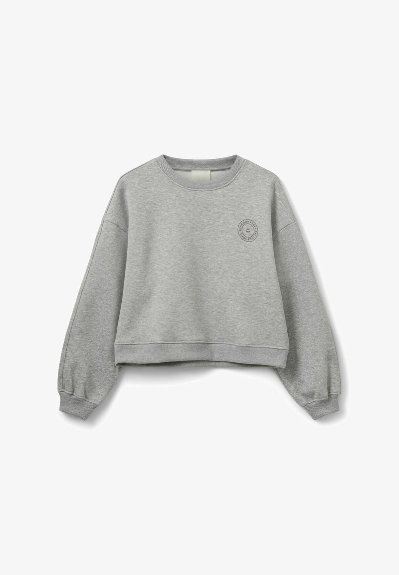Grijze cropped sweatshirt van katoenmix, met een ronde hals, geribde manchet en een cirkelvormig logo op de borst. Zachte textuur.