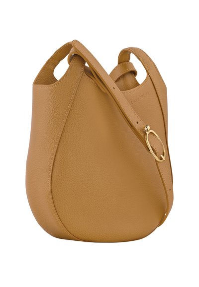 Hellbraune Leder-Eimer-Tasche mit strukturierter Oberfläche, geschwungener Form, einem kurzen Griff und einem langen verstellbaren Riemen. Goldene Hardware-Akzente vorhanden.