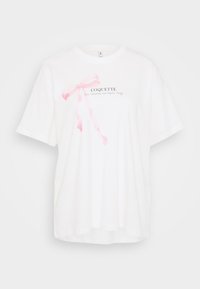 Vitt t-shirt med kort ärm som har en grafik av ett rosa band och texten "COQUETTE" i svart. Mjuk tygkvalitet med en avslappnad passform.