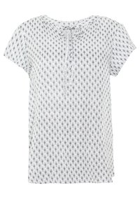 Bílá blůza s černým geometrickým vzorem, krátké rukávy, kulatý výstřih a detail s vázáním na krku. Lehká, měkká látka.