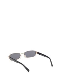 Sluneční brýle s tmavě šedými skly, štíhlým stříbrným kovovým rámem a černými plastovými stranami s hvězdicovým akcentem na konci.