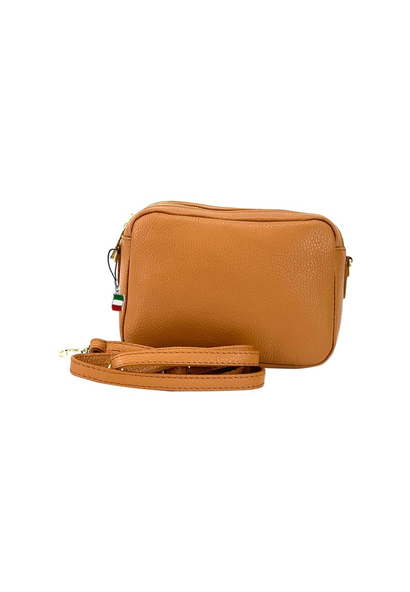 Tan leren crossbody tas met een gestructureerde oppervlakte, rechthoekige vorm, gouden rits en afneembare schouderband. Voorzien van een klein accent van de Italiaanse vlag.