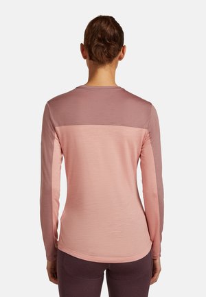 Langärmliges Shirt in verschiedenen Rosa-Tönen, mit Rundhalsausschnitt und glatter Textur, versehen mit einem Farbblockdesign über dem oberen Rücken.