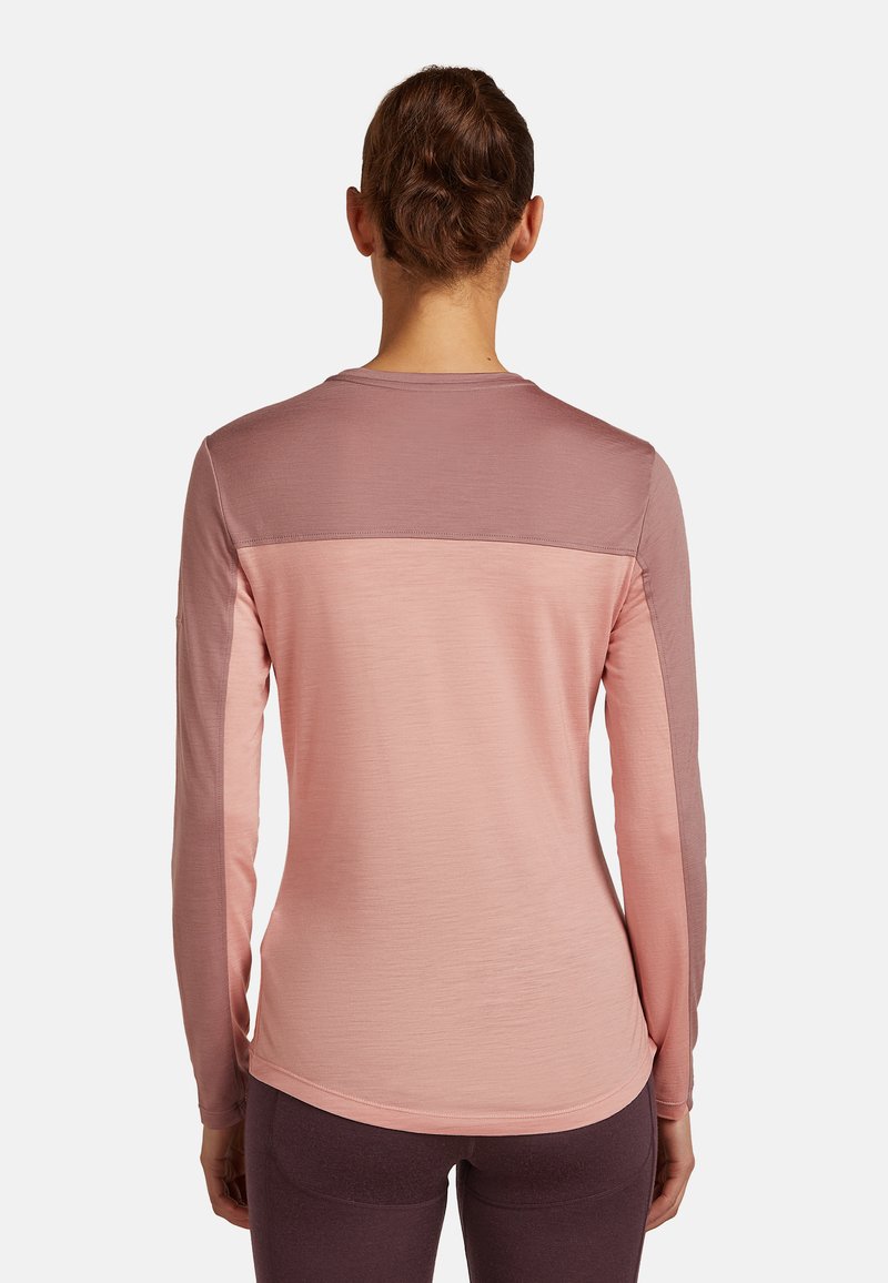 Langärmliges Shirt in verschiedenen Rosa-Tönen, mit Rundhalsausschnitt und glatter Textur, versehen mit einem Farbblockdesign über dem oberen Rücken.