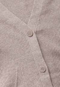 Beige gerippter Cardigan mit V-Ausschnitt, der eine glatte Textur und einen runden, hellen Knopf vorne zur Schließung bietet.