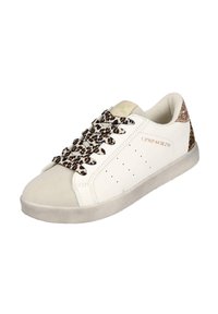 Zapatilla blanca con una puntera texturada, cordones de estampado de leopardo y un acento brillante en el talón. Los detalles perforados en el lateral mejoran la transpirabilidad.