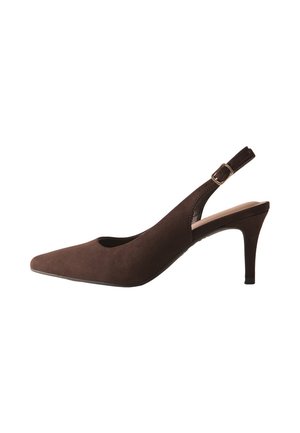 Zapato slingback de ante marrón con puntera puntiaguda, tacón de altura media y correa ajustable con hebilla.