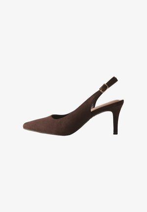 Bruine suède slingback met puntige neus, middenhoge hak en verstelbare gesp.