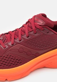Saucony GUIDE 17 - Scarpe da corsa su strada - currant/pepper